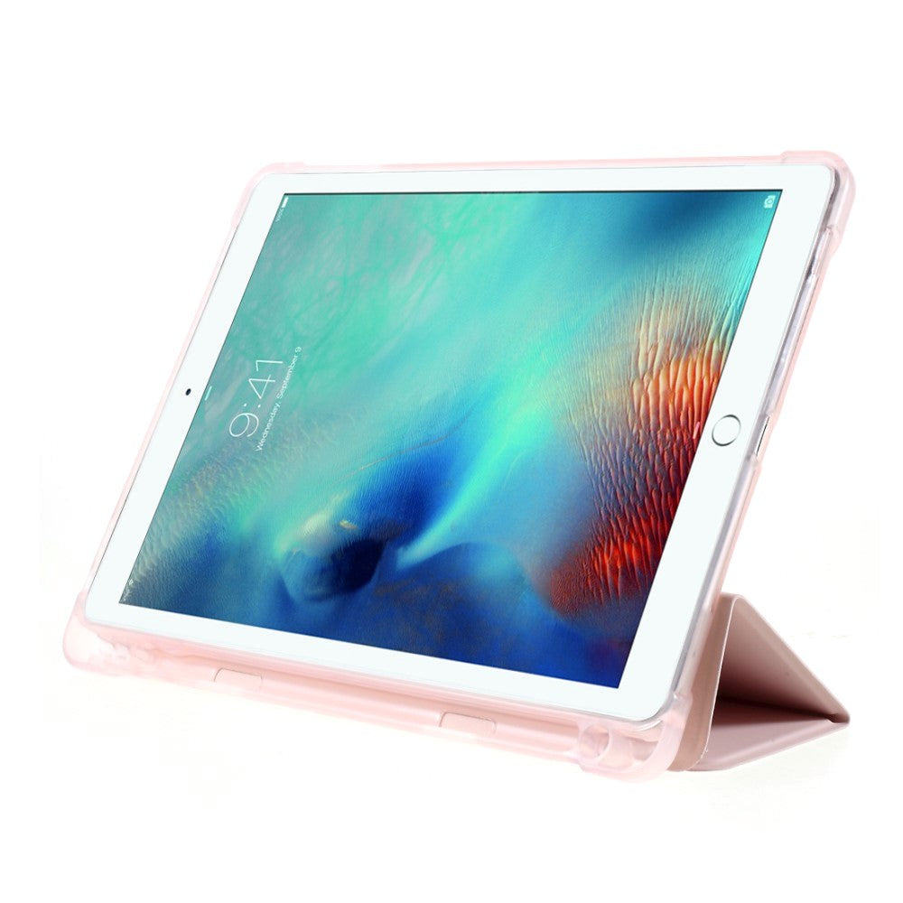 iPad 9.7 (2018-2017) / iPad Air / iPad Air 2 Tri-Fold Læder Cover m. Apple Pencil Holder - Lyserød
