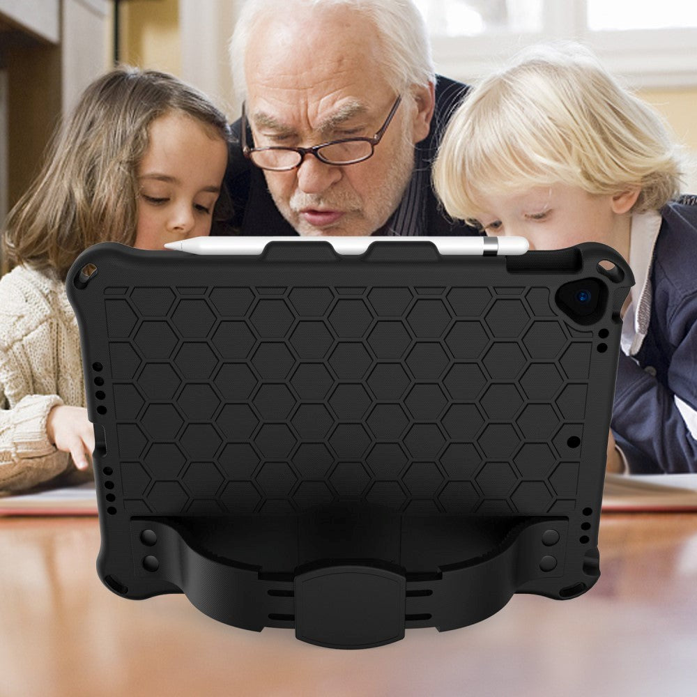 iPad 10.2" (2021 / 2020 / 2019) / iPad Pro 10.5 / iPad Air (2019) Børnecover m. Skulderstrop - Bikube Mønster - Sort