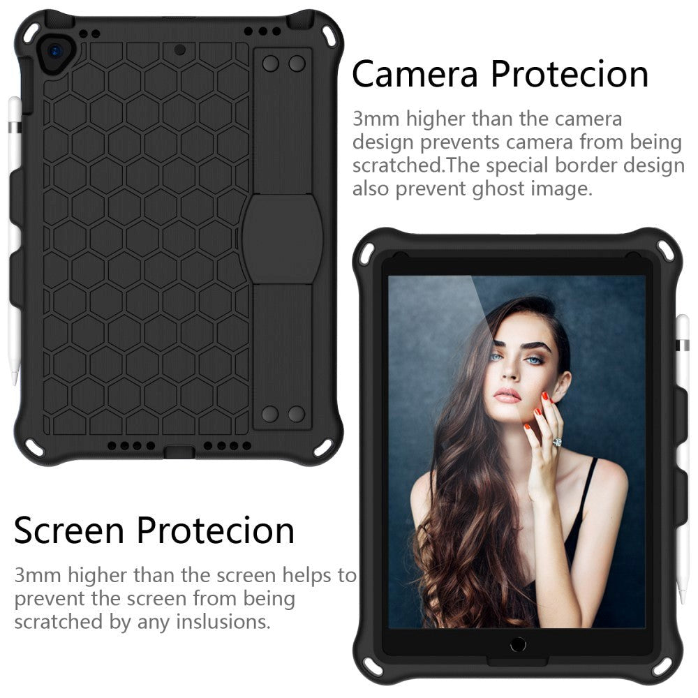 iPad 10.2" (2021 / 2020 / 2019) / iPad Pro 10.5 / iPad Air (2019) Børnecover m. Skulderstrop - Bikube Mønster - Sort