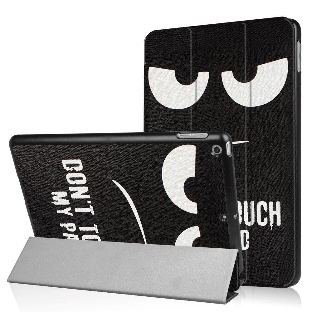 iPad (2018) / iPad (2017) Tri-Fold Læder Etui "Don´t Touch My Pad" Hvid / Sort