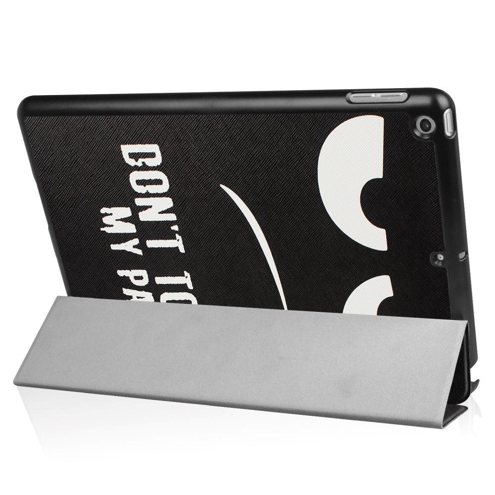 iPad (2018) / iPad (2017) Tri-Fold Læder Etui "Don´t Touch My Pad" Hvid / Sort