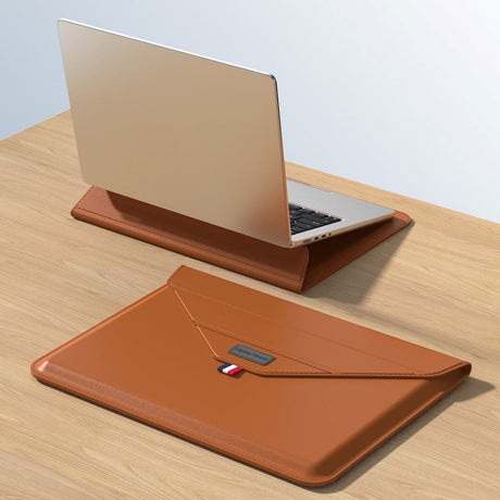 MacBook / Laptop Sleeve 13-14" (32 x 24 cm) m. Tri-fold Ståfunktion - Brun