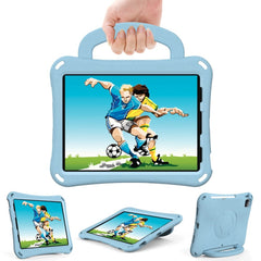 EIDERWOOD iPad Air 10.9" (2022 / 2020) / Pro 11" (2024-2018) Børne Cover m. Ståfunktion & Håndtag - Fodbold - Lyseblå