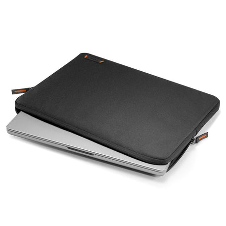 Spigen Basic MacBook / Laptop Sleeve 16" - 38.5 x 27 x 2 cm - Sort